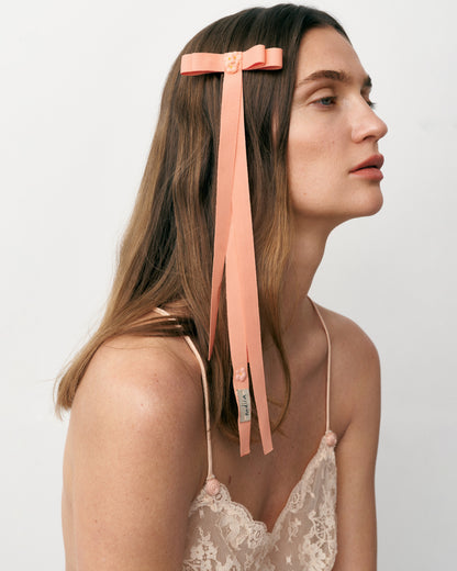 Купіть виріб ручної роботи Ribbon Barrette with flowers "Peach" від Nadiia World. Ідеальний вибір для додавання вишуканості та шарму до вашого житлового простору або колекції особистих аксесуарів.