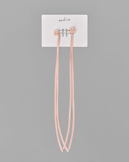 Купіть виріб ручної роботи Hair Clips Set "Apricot" від Nadiia World. Ідеальний вибір для додавання вишуканості та шарму до вашого житлового простору або колекції особистих аксесуарів.