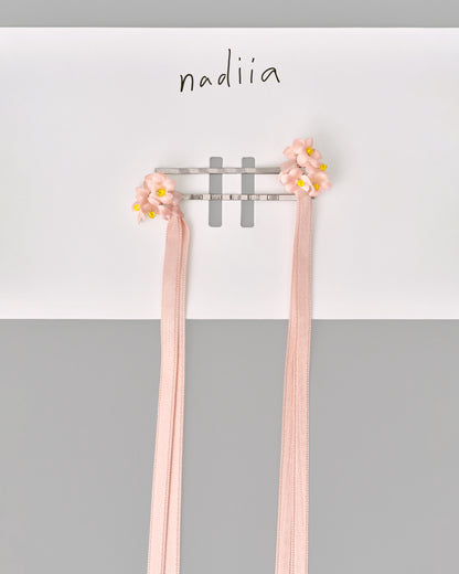 Купіть виріб ручної роботи Hair Clips Set "Apricot" від Nadiia World. Ідеальний вибір для додавання вишуканості та шарму до вашого житлового простору або колекції особистих аксесуарів.