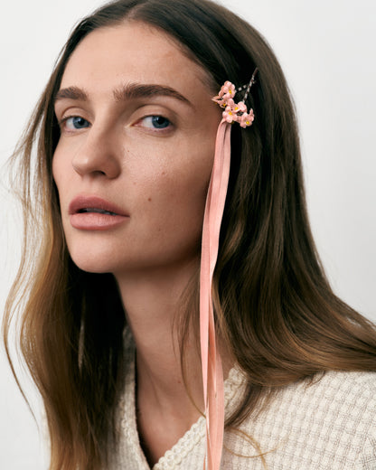 Купіть виріб ручної роботи Hair Clips Set "Apricot" від Nadiia World. Ідеальний вибір для додавання вишуканості та шарму до вашого житлового простору або колекції особистих аксесуарів.
