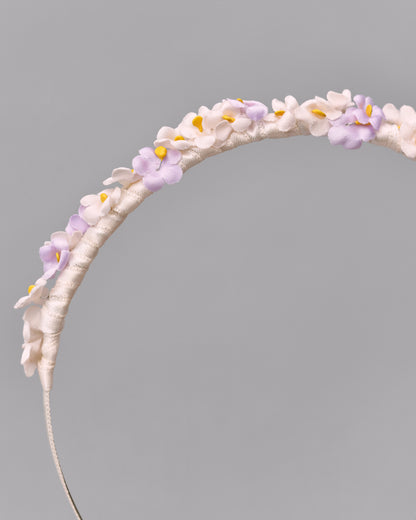 Купіть виріб ручної роботи Flower hairband "Tsarivna" in “Lilac” від Nadiia World. Ідеальний вибір для додавання вишуканості та шарму до вашого житлового простору або колекції особистих аксесуарів.