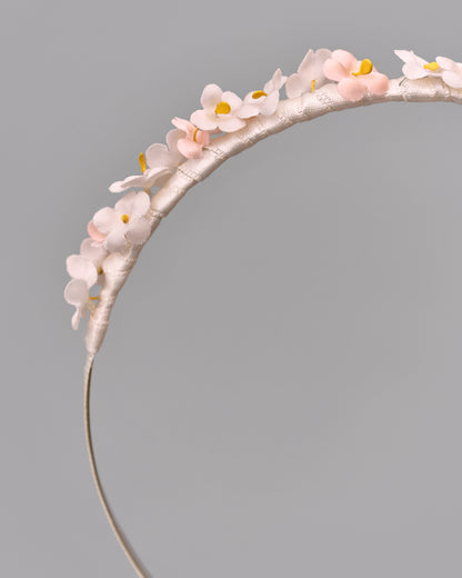 Купіть виріб ручної роботи Flower hairband "Tsarivna" in “Peach” від Nadiia World. Ідеальний вибір для додавання вишуканості та шарму до вашого житлового простору або колекції особистих аксесуарів.