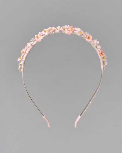 Купіть виріб ручної роботи Flower hairband "Tsarivna" in “Peach” від Nadiia World. Ідеальний вибір для додавання вишуканості та шарму до вашого житлового простору або колекції особистих аксесуарів.