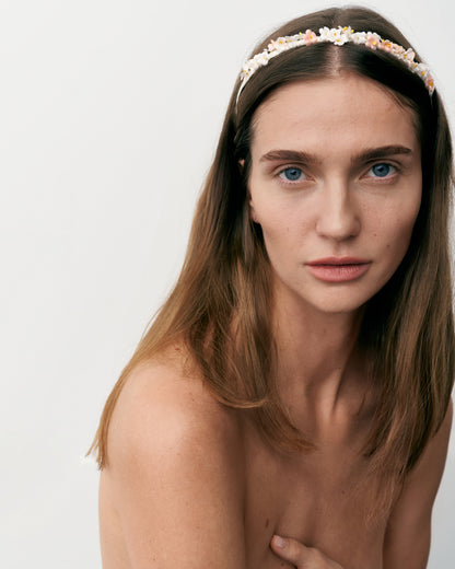 Купіть виріб ручної роботи Flower hairband "Tsarivna" in “Peach” від Nadiia World. Ідеальний вибір для додавання вишуканості та шарму до вашого житлового простору або колекції особистих аксесуарів.