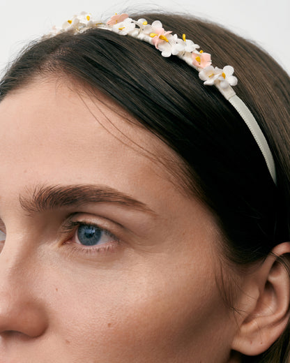 Купіть виріб ручної роботи Flower hairband "Tsarivna" in “Peach” від Nadiia World. Ідеальний вибір для додавання вишуканості та шарму до вашого житлового простору або колекції особистих аксесуарів.