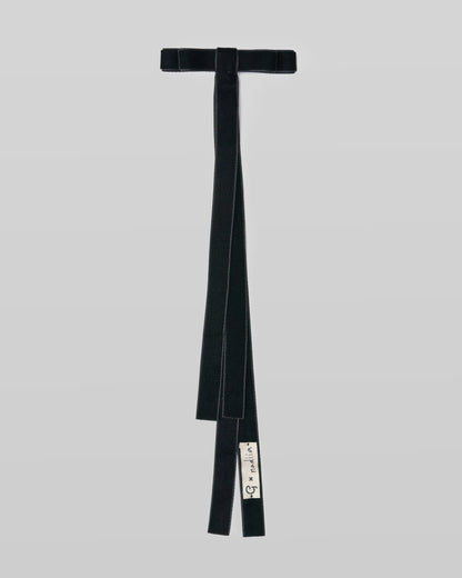 Купіть виріб ручної роботи Velvet Ribbon Barette "G x Nadiia" in Black від Nadiia World. Ідеальний вибір для додавання вишуканості та шарму до вашого житлового простору або колекції особистих аксесуарів.