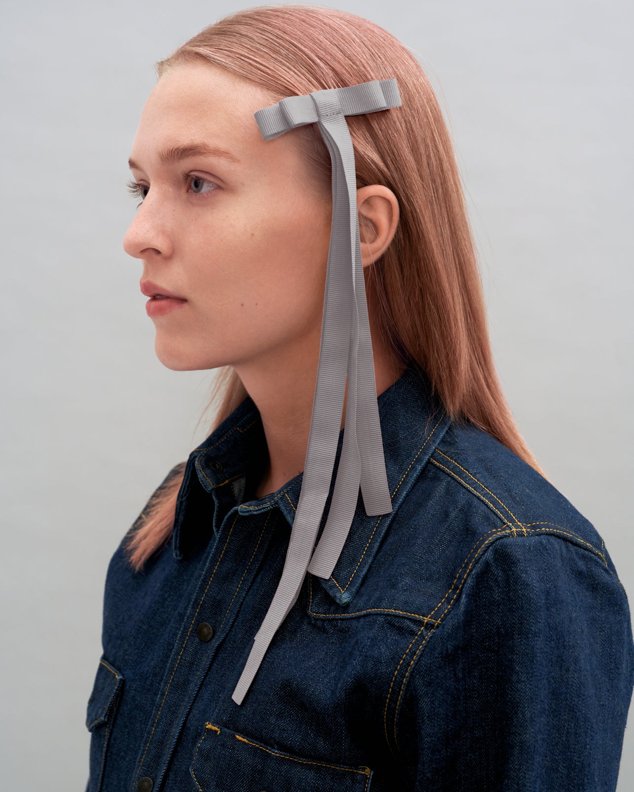 Купіть виріб ручної роботи Ribbon Barette Grey Haze Jul x Nadiia від Nadiia World. Ідеальний вибір для додавання вишуканості та шарму до вашого житлового простору або колекції особистих аксесуарів.