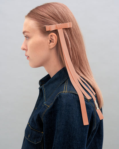 Купіть виріб ручної роботи Ribbon Barette Peachy Jul x Nadiia від Nadiia World. Ідеальний вибір для додавання вишуканості та шарму до вашого житлового простору або колекції особистих аксесуарів.