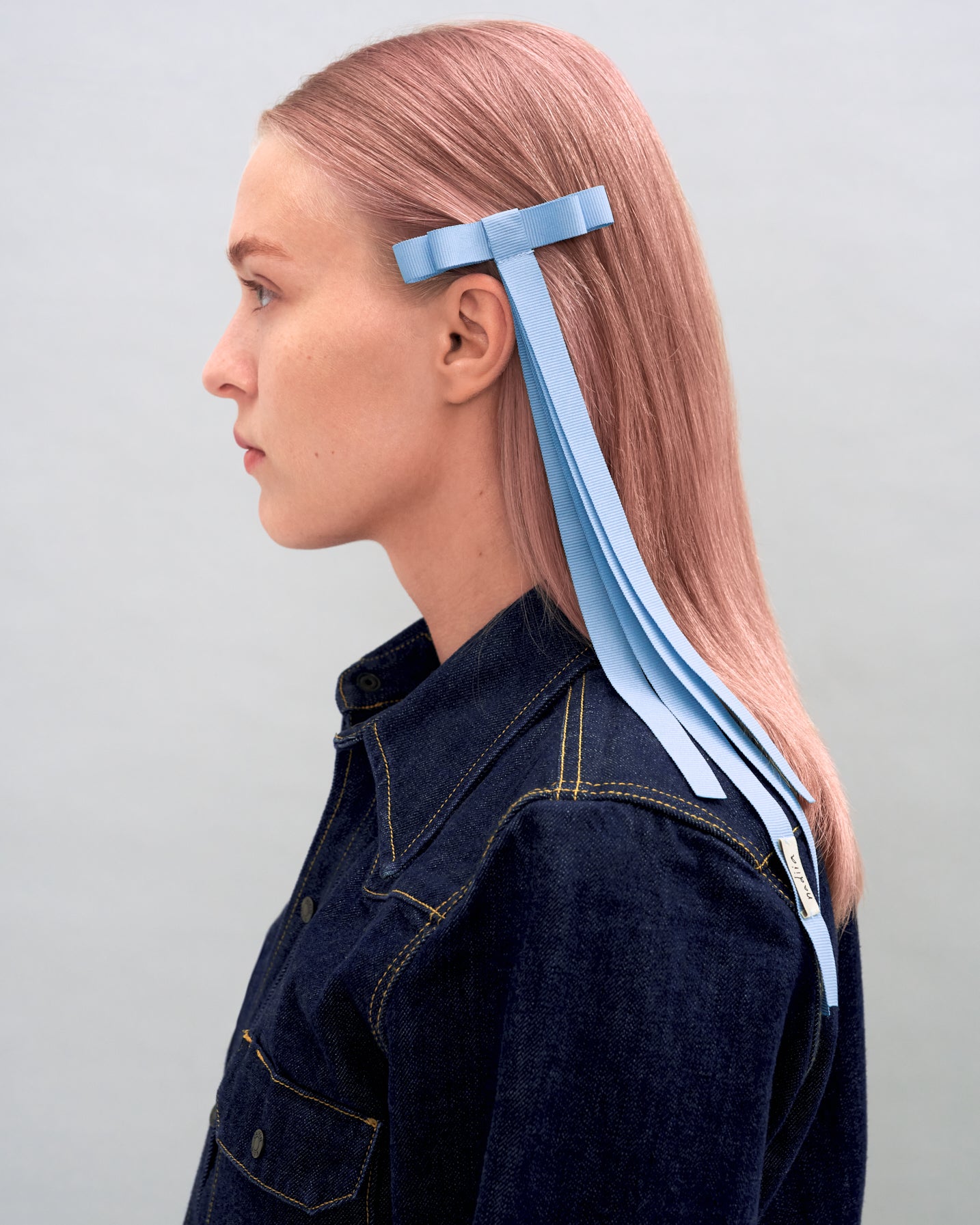 Купіть виріб ручної роботи Ribbon Barette Azur Jul x Nadiia від Nadiia World. Ідеальний вибір для додавання вишуканості та шарму до вашого житлового простору або колекції особистих аксесуарів.