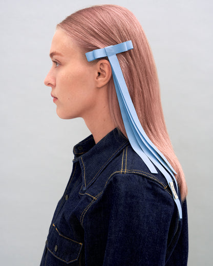 Купіть виріб ручної роботи Ribbon Barette Azur Jul x Nadiia від Nadiia World. Ідеальний вибір для додавання вишуканості та шарму до вашого житлового простору або колекції особистих аксесуарів.