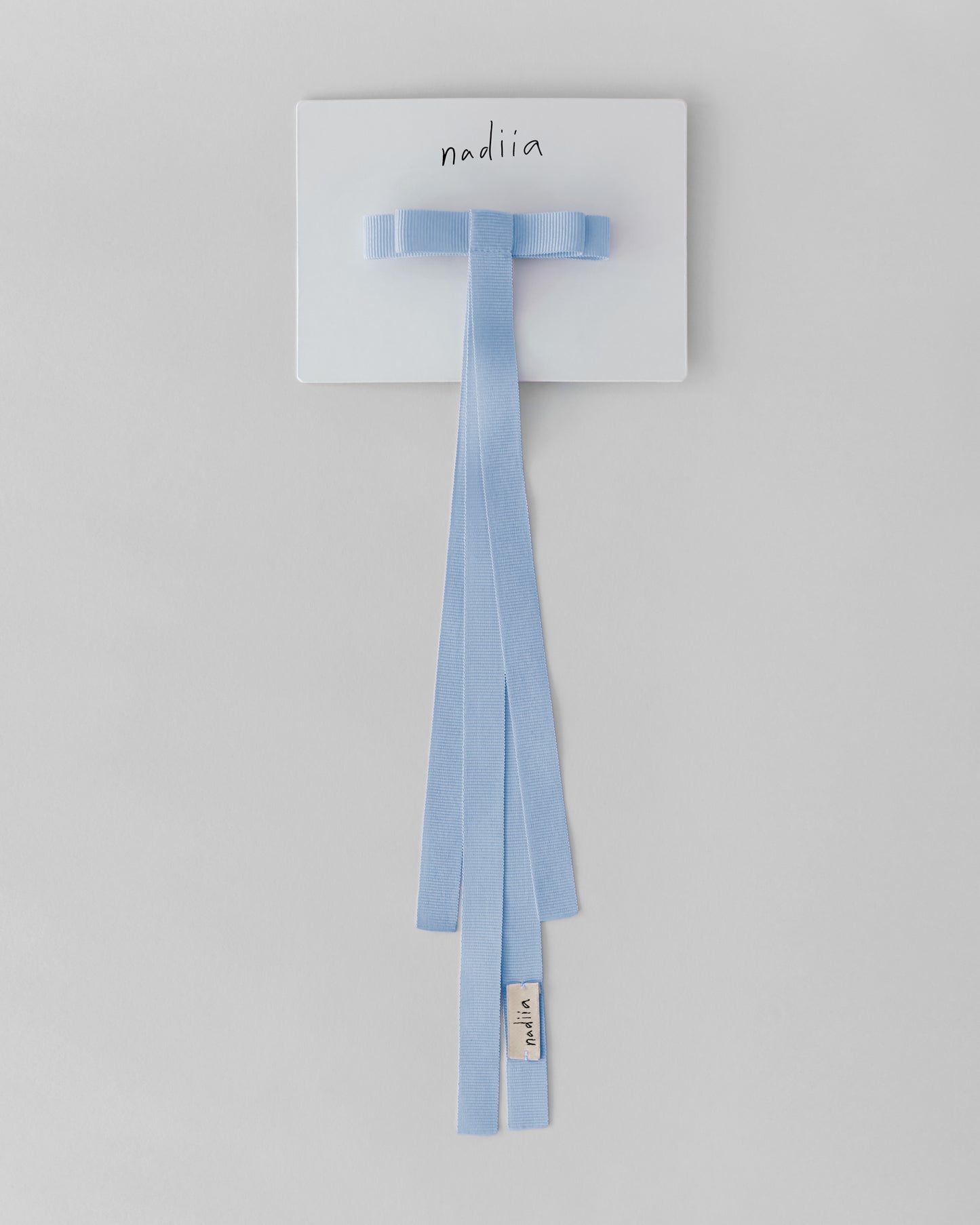 Купіть виріб ручної роботи Ribbon Barette Azur Jul x Nadiia від Nadiia World. Ідеальний вибір для додавання вишуканості та шарму до вашого житлового простору або колекції особистих аксесуарів.