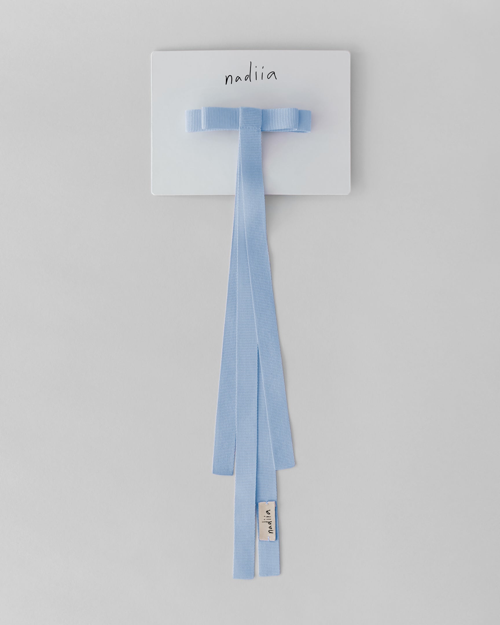 Купіть виріб ручної роботи Ribbon Barette Azur Jul x Nadiia від Nadiia World. Ідеальний вибір для додавання вишуканості та шарму до вашого житлового простору або колекції особистих аксесуарів.