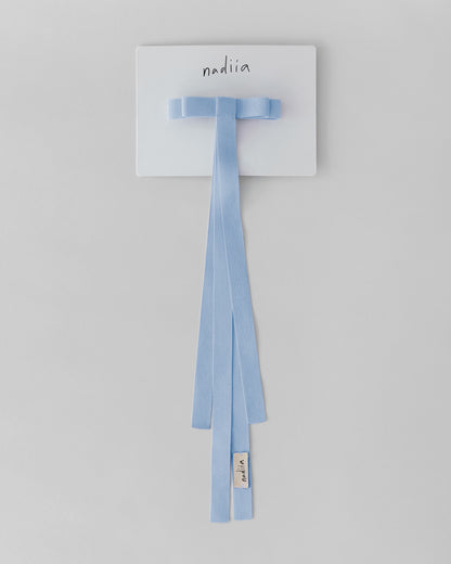 Купіть виріб ручної роботи Ribbon Barette Azur Jul x Nadiia від Nadiia World. Ідеальний вибір для додавання вишуканості та шарму до вашого житлового простору або колекції особистих аксесуарів.