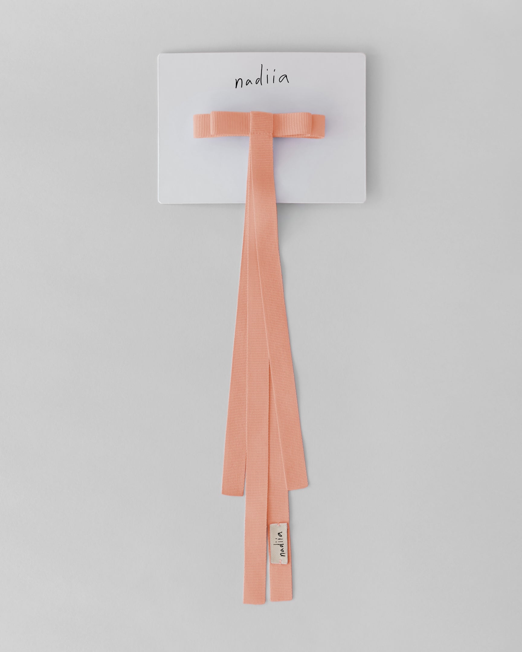 Купіть виріб ручної роботи Ribbon Barette Peachy Jul x Nadiia від Nadiia World. Ідеальний вибір для додавання вишуканості та шарму до вашого житлового простору або колекції особистих аксесуарів.