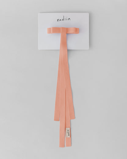 Купіть виріб ручної роботи Ribbon Barette Peachy Jul x Nadiia від Nadiia World. Ідеальний вибір для додавання вишуканості та шарму до вашого житлового простору або колекції особистих аксесуарів.