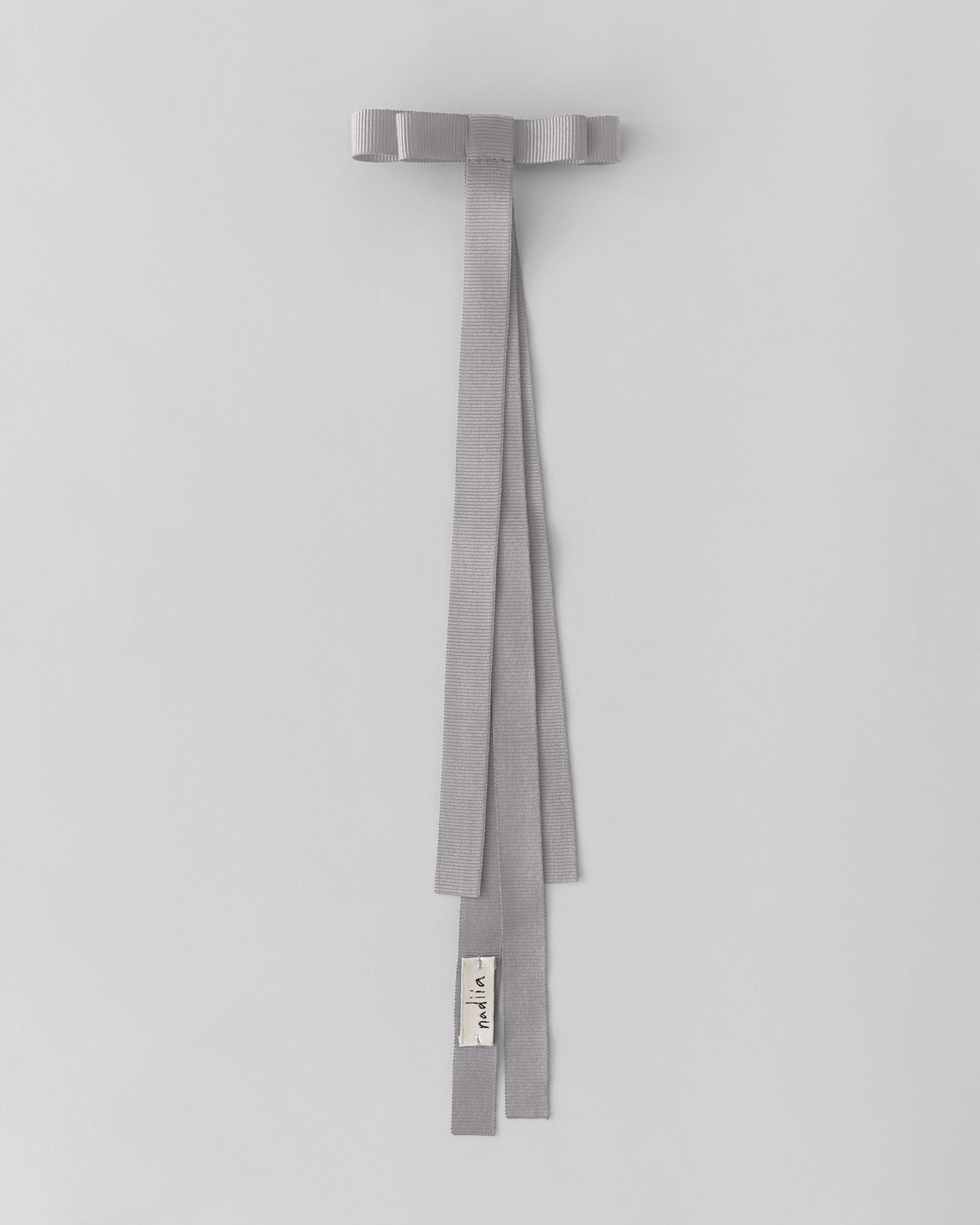 Купіть виріб ручної роботи Ribbon Barette Grey Haze Jul x Nadiia від Nadiia World. Ідеальний вибір для додавання вишуканості та шарму до вашого житлового простору або колекції особистих аксесуарів.