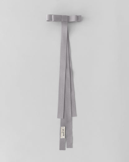 Купіть виріб ручної роботи Ribbon Barette Grey Haze Jul x Nadiia від Nadiia World. Ідеальний вибір для додавання вишуканості та шарму до вашого житлового простору або колекції особистих аксесуарів.