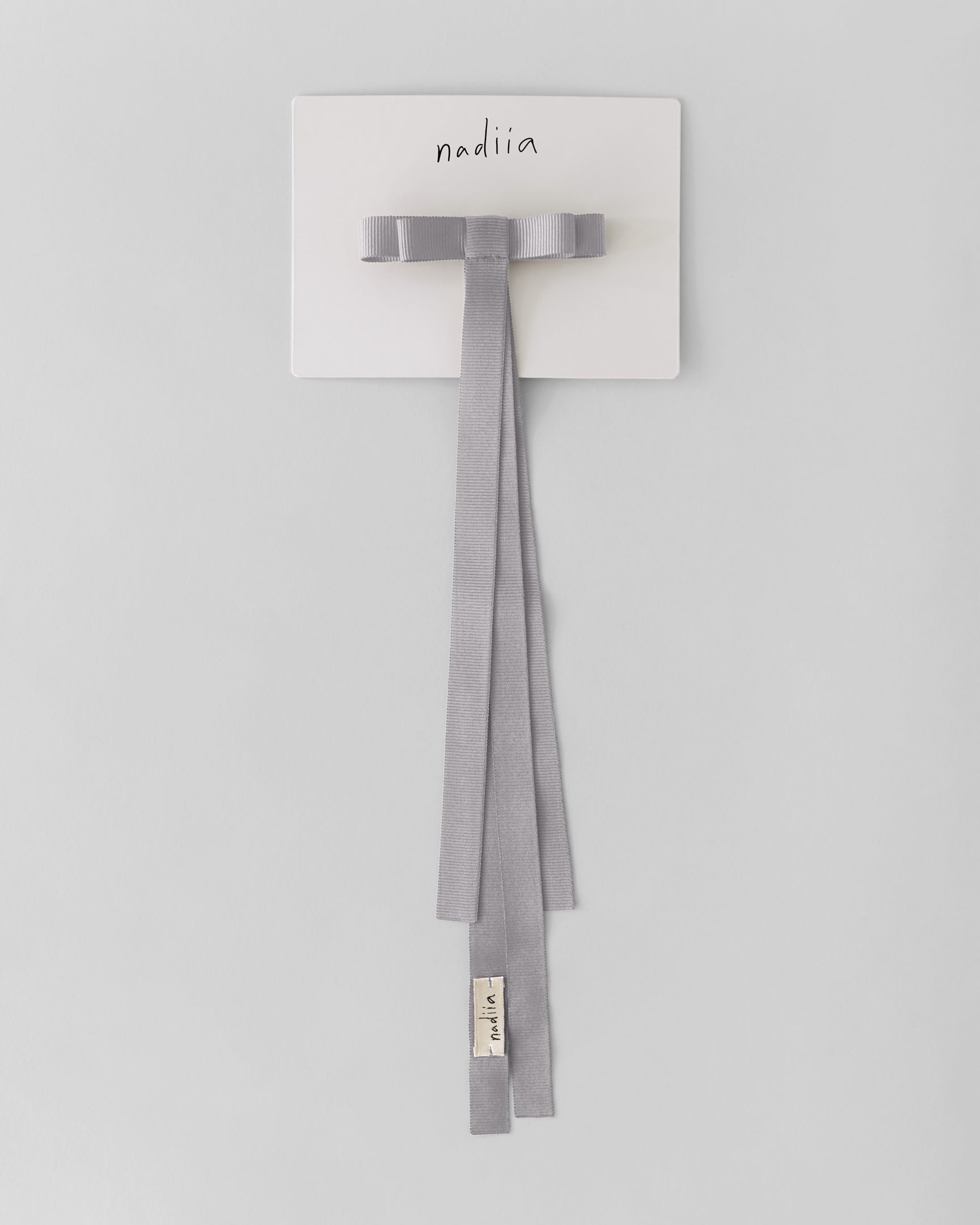 Купіть виріб ручної роботи Ribbon Barette Grey Haze Jul x Nadiia від Nadiia World. Ідеальний вибір для додавання вишуканості та шарму до вашого житлового простору або колекції особистих аксесуарів.