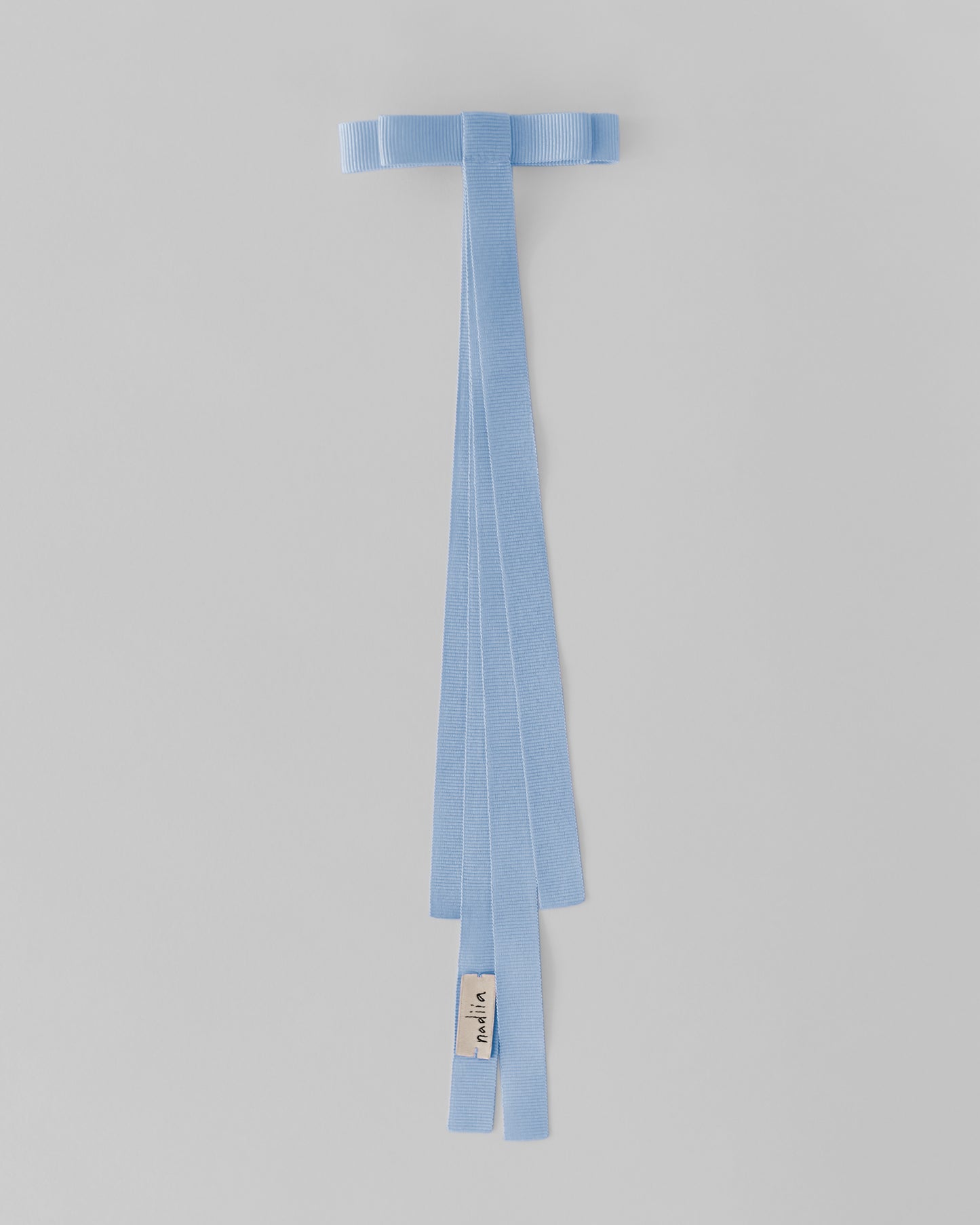 Купіть виріб ручної роботи Ribbon Barette Azur Jul x Nadiia від Nadiia World. Ідеальний вибір для додавання вишуканості та шарму до вашого житлового простору або колекції особистих аксесуарів.