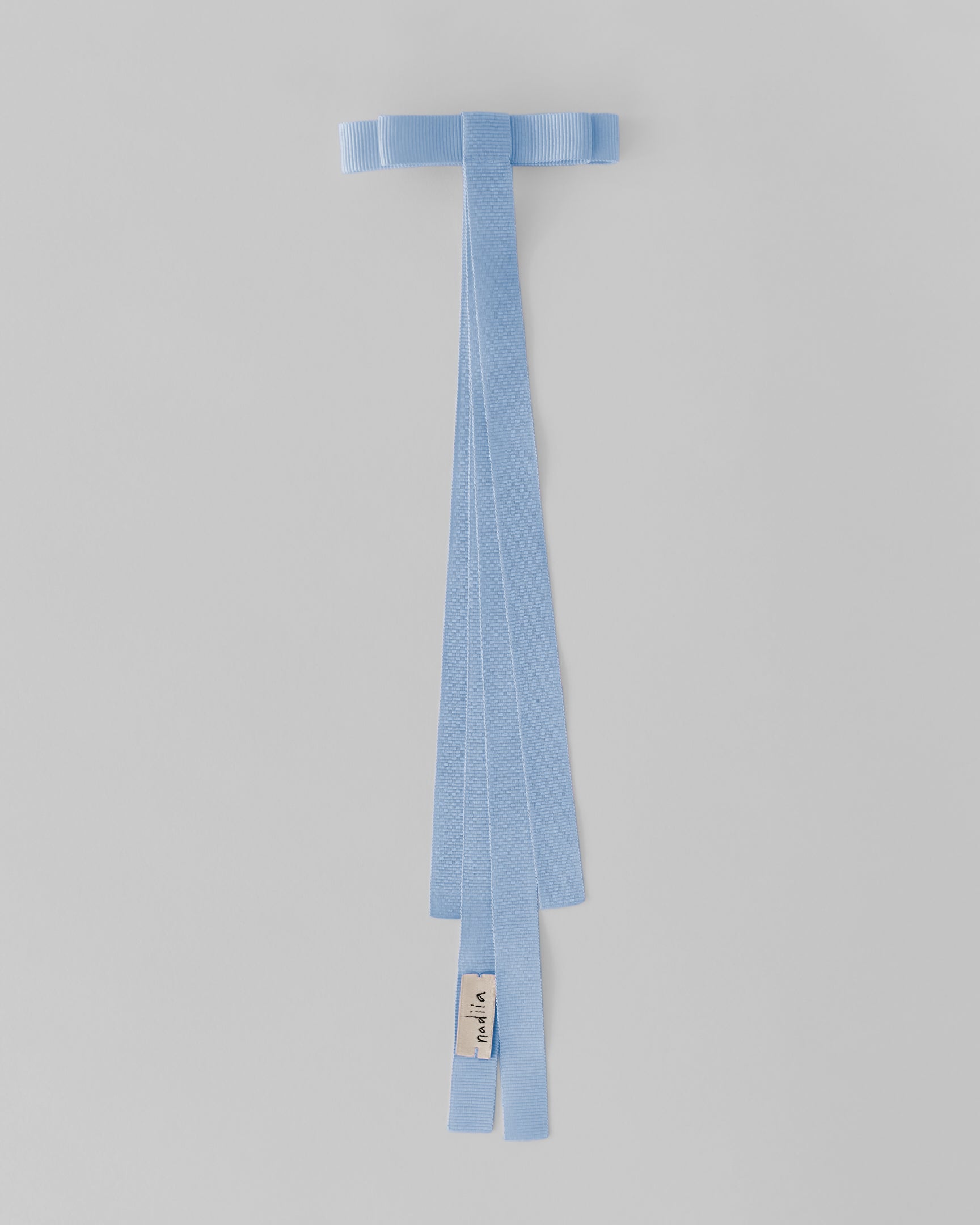 Купіть виріб ручної роботи Ribbon Barette Azur Jul x Nadiia від Nadiia World. Ідеальний вибір для додавання вишуканості та шарму до вашого житлового простору або колекції особистих аксесуарів.