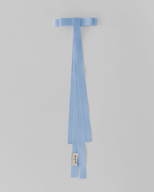 Купіть виріб ручної роботи Ribbon Barette Azur Jul x Nadiia від Nadiia World. Ідеальний вибір для додавання вишуканості та шарму до вашого житлового простору або колекції особистих аксесуарів.