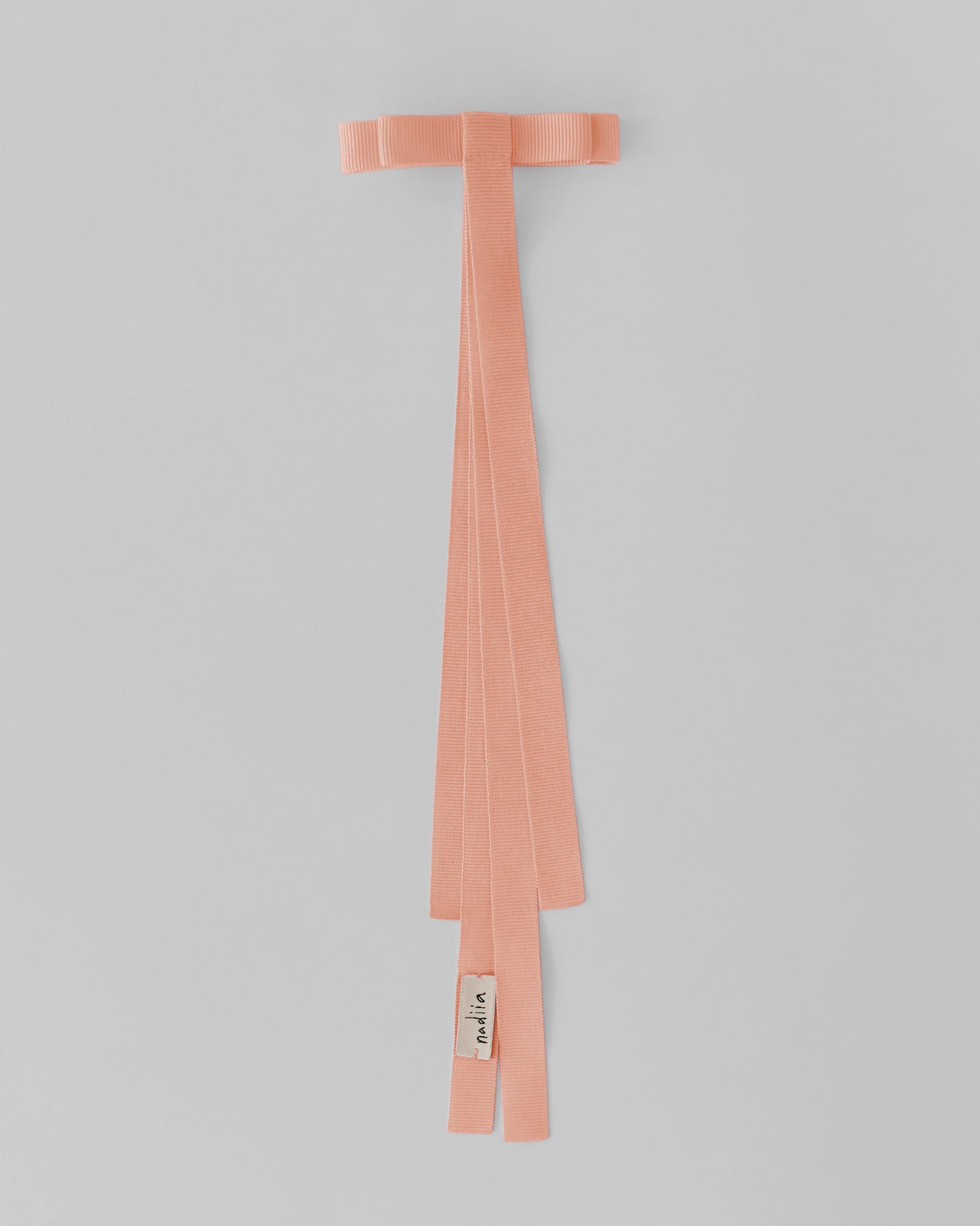 Купіть виріб ручної роботи Ribbon Barette Peachy Jul x Nadiia від Nadiia World. Ідеальний вибір для додавання вишуканості та шарму до вашого житлового простору або колекції особистих аксесуарів.