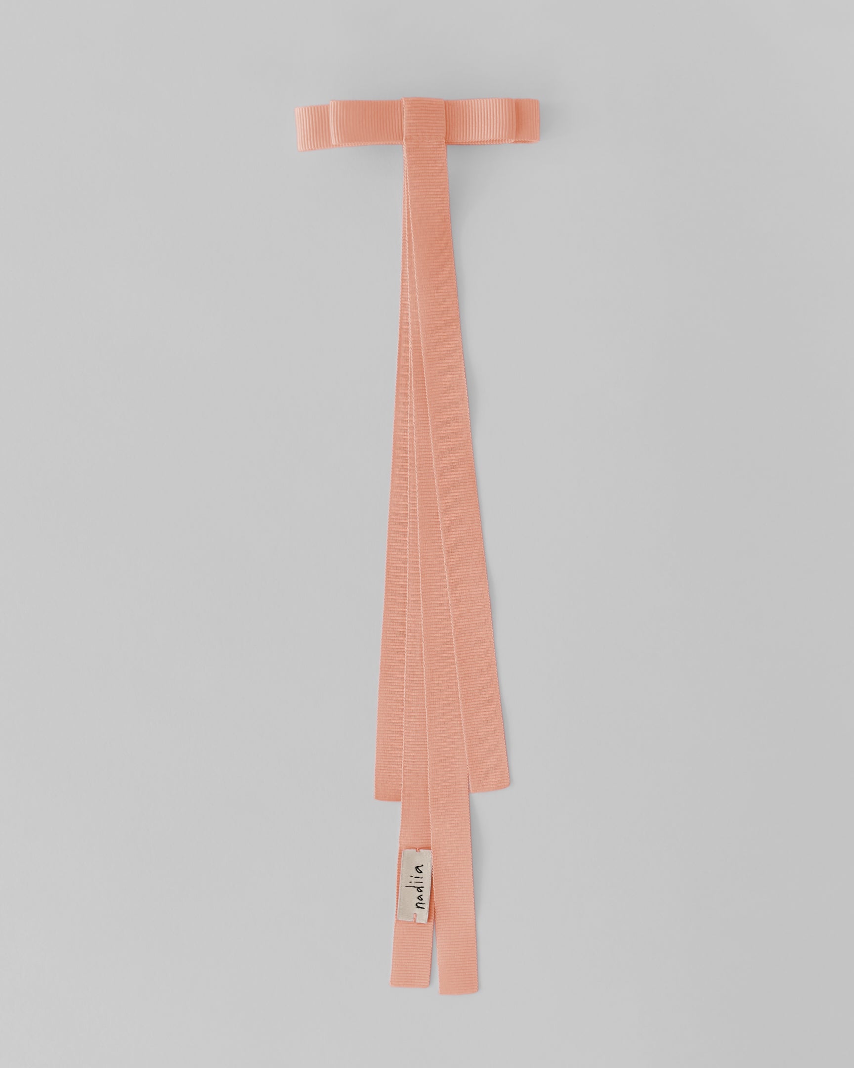 Купіть виріб ручної роботи Ribbon Barette Peachy Jul x Nadiia від Nadiia World. Ідеальний вибір для додавання вишуканості та шарму до вашого житлового простору або колекції особистих аксесуарів.