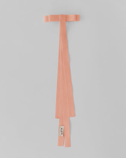 Купіть виріб ручної роботи Ribbon Barette Peachy Jul x Nadiia від Nadiia World. Ідеальний вибір для додавання вишуканості та шарму до вашого житлового простору або колекції особистих аксесуарів.