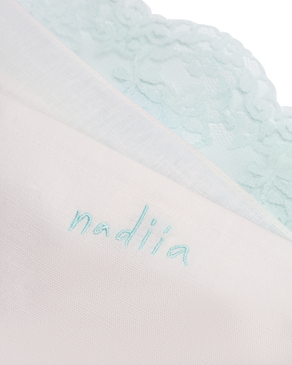 Купіть виріб ручної роботи Linen Camisole with Menthol Lace “Baby Doll” від Nadiia World. Ідеальний вибір для додавання вишуканості та шарму до вашого житлового простору або колекції особистих аксесуарів.