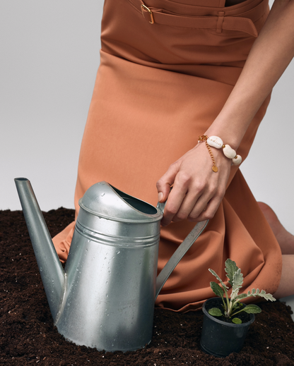 Купіть виріб ручної роботи Off-White "Beans" Bracelet від Nadiia World. Ідеальний вибір для додавання вишуканості та шарму до вашого житлового простору або колекції особистих аксесуарів.