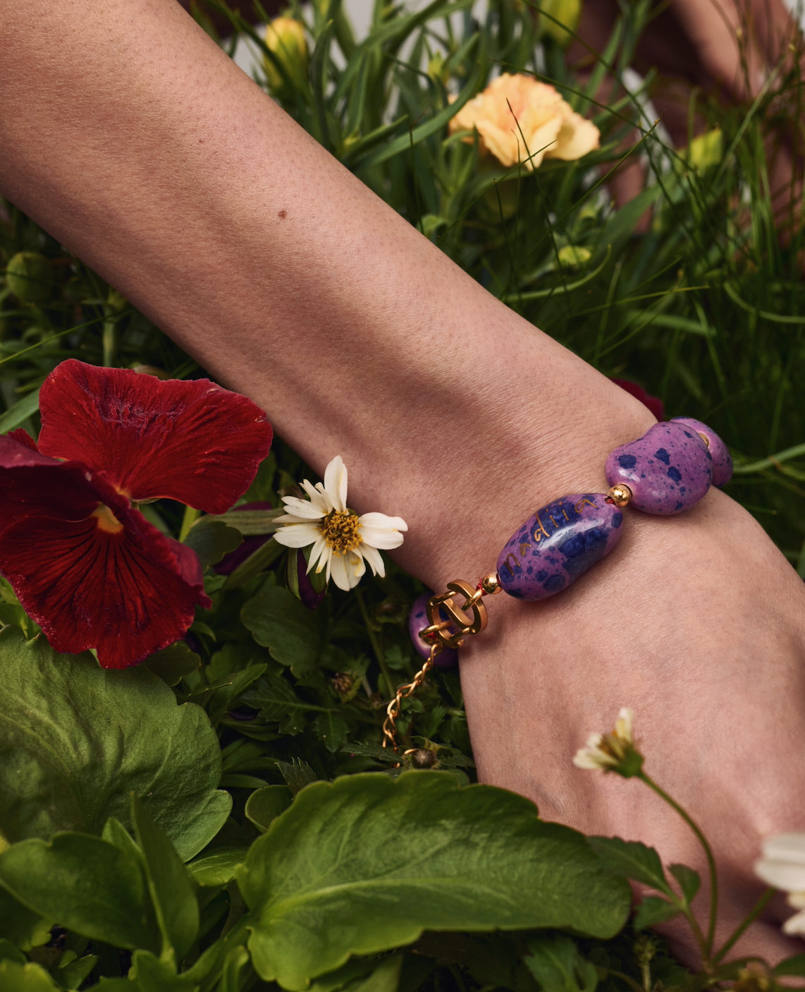 Купіть виріб ручної роботи Purple Speckled "Beans" Bracelet від Nadiia World. Ідеальний вибір для додавання вишуканості та шарму до вашого житлового простору або колекції особистих аксесуарів.