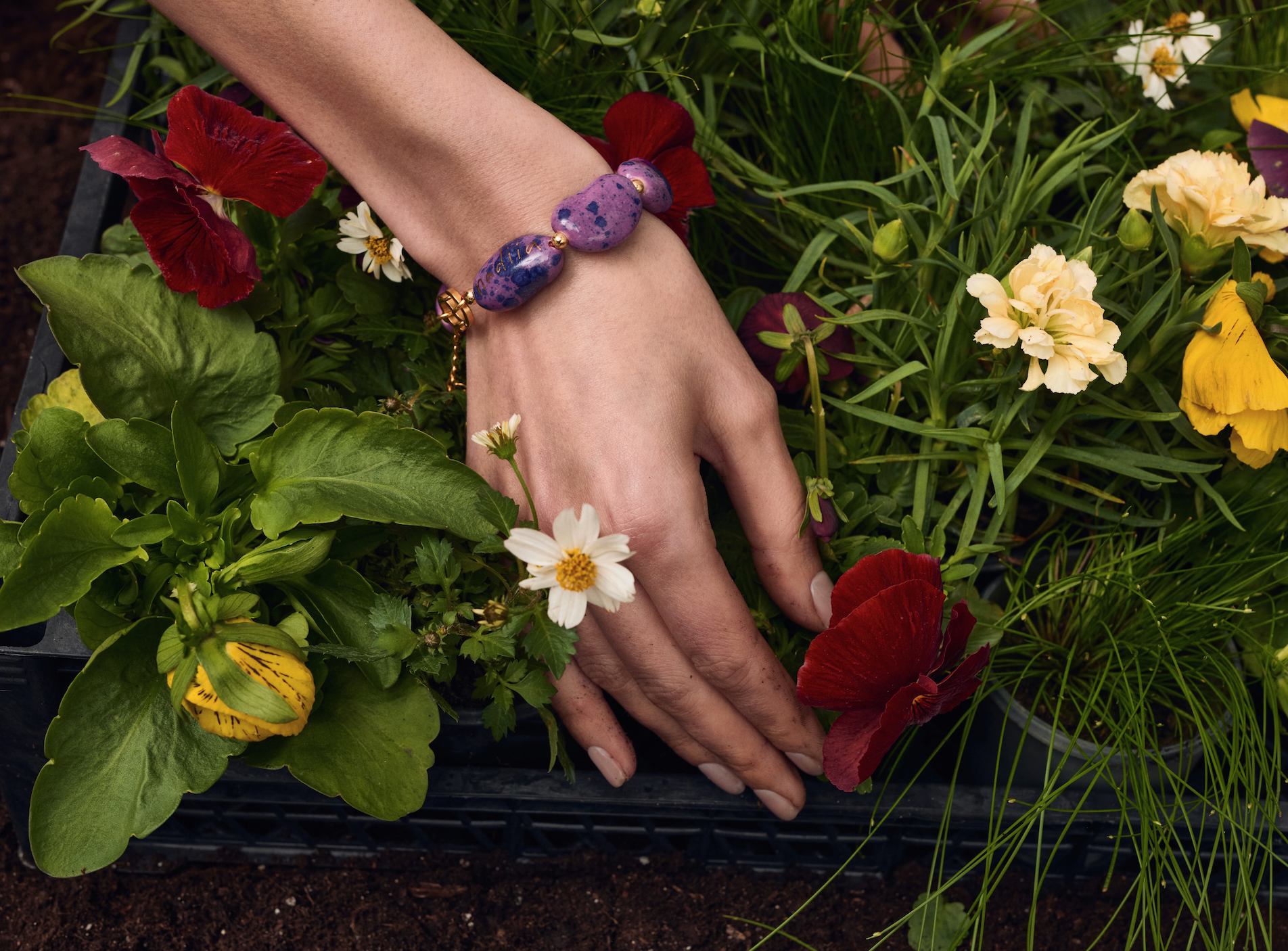 Купіть виріб ручної роботи Purple Speckled "Beans" Bracelet від Nadiia World. Ідеальний вибір для додавання вишуканості та шарму до вашого житлового простору або колекції особистих аксесуарів.