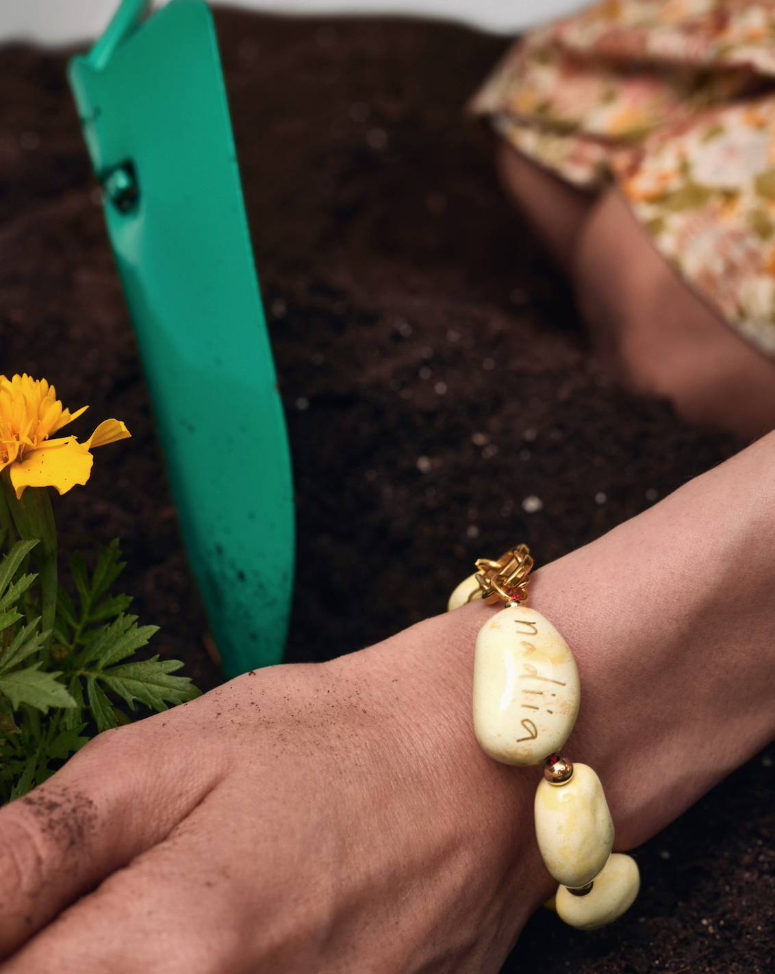 Купіть виріб ручної роботи Yellow Speckled "Beans" Bracelet від Nadiia World. Ідеальний вибір для додавання вишуканості та шарму до вашого житлового простору або колекції особистих аксесуарів.