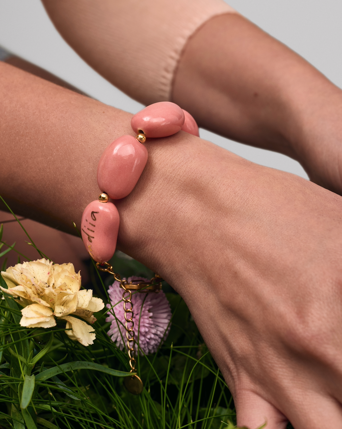 Купіть виріб ручної роботи Pink "Beans" Bracelet від Nadiia World. Ідеальний вибір для додавання вишуканості та шарму до вашого житлового простору або колекції особистих аксесуарів.