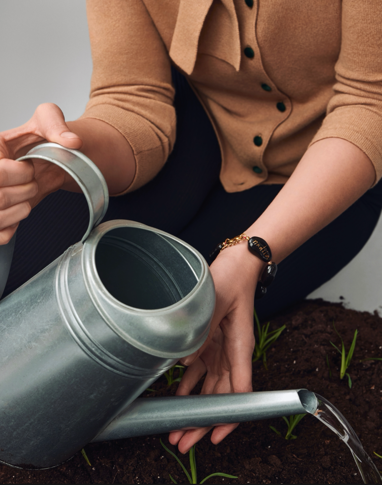 Купіть виріб ручної роботи Black "Beans" Bracelet від Nadiia World. Ідеальний вибір для додавання вишуканості та шарму до вашого житлового простору або колекції особистих аксесуарів.