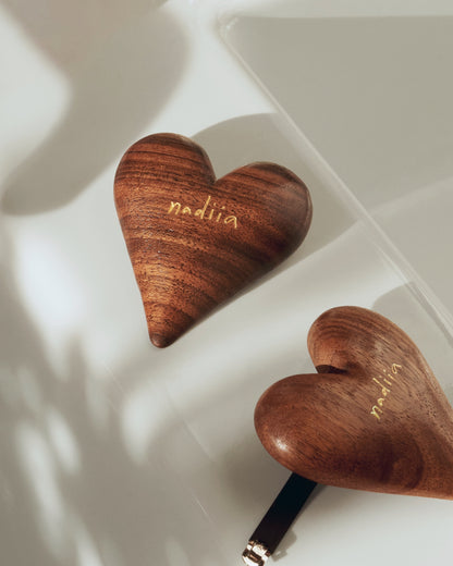 Купіть виріб ручної роботи Automatic Hair Clip Barette “Heart” від Nadiia World. Ідеальний вибір для додавання вишуканості та шарму до вашого житлового простору або колекції особистих аксесуарів.