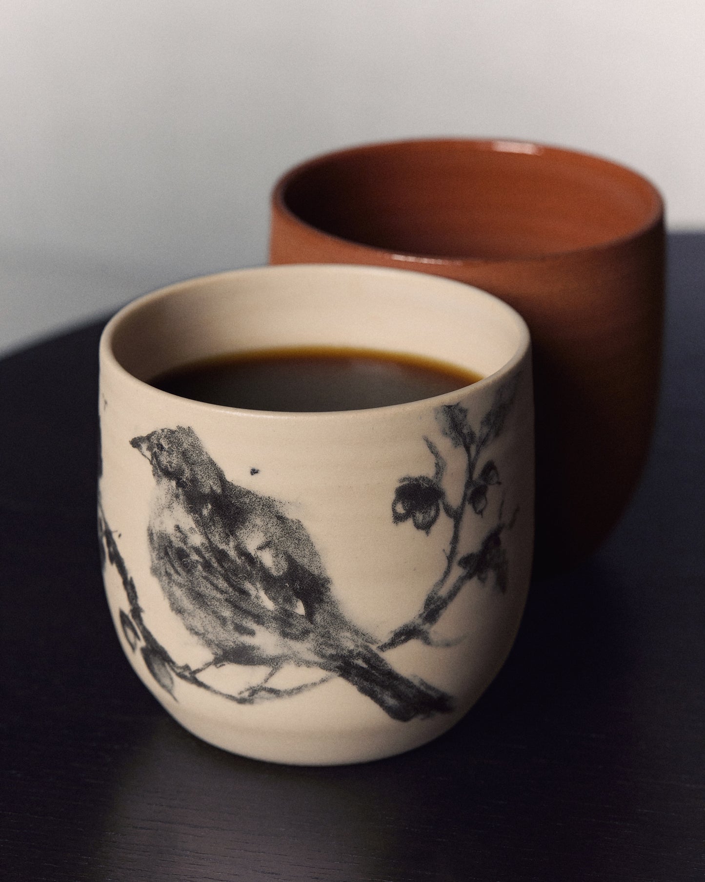 Купіть виріб ручної роботи Birdie Ceramic Cup від Nadiia World. Ідеальний вибір для додавання вишуканості та шарму до вашого житлового простору або колекції особистих аксесуарів.