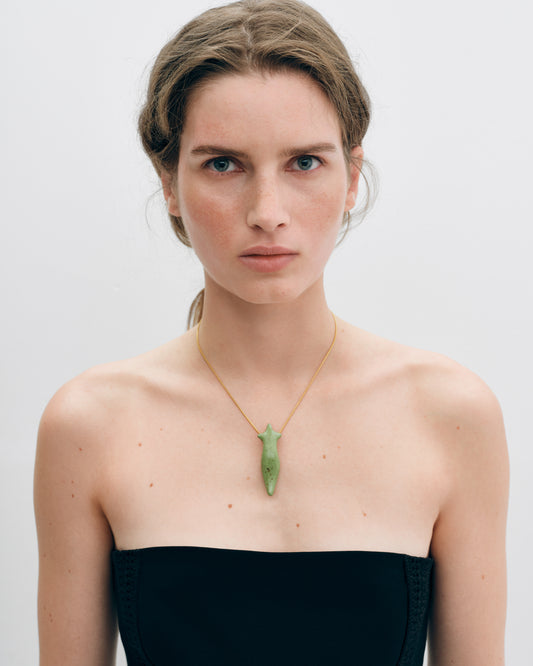 Купіть виріб ручної роботи Porcelain Oranta pendant with a gold chain in Green від Nadiia World. Ідеальний вибір для додавання вишуканості та шарму до вашого житлового простору або колекції особистих аксесуарів.