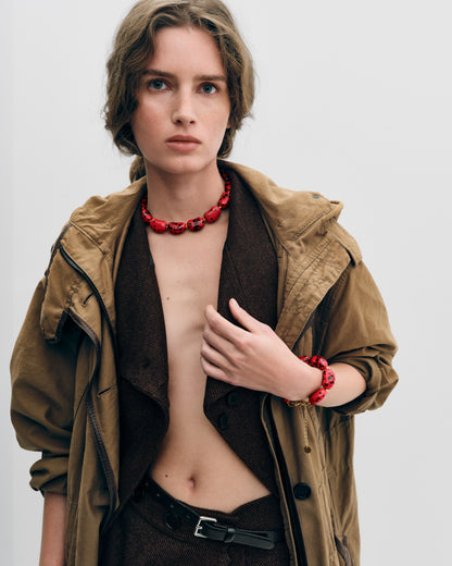 Купіть виріб ручної роботи Red Speckled "Beans" Necklace від Nadiia World. Ідеальний вибір для додавання вишуканості та шарму до вашого житлового простору або колекції особистих аксесуарів.