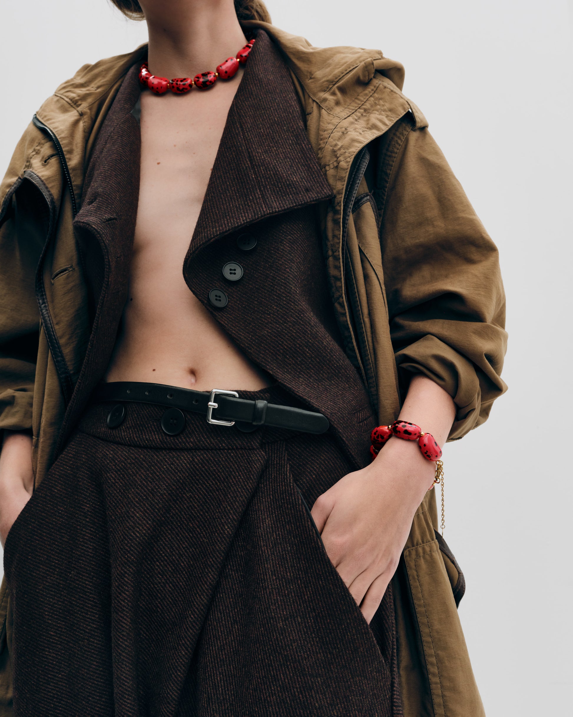 Купіть виріб ручної роботи Red Speckled "Beans" Necklace від Nadiia World. Ідеальний вибір для додавання вишуканості та шарму до вашого житлового простору або колекції особистих аксесуарів.