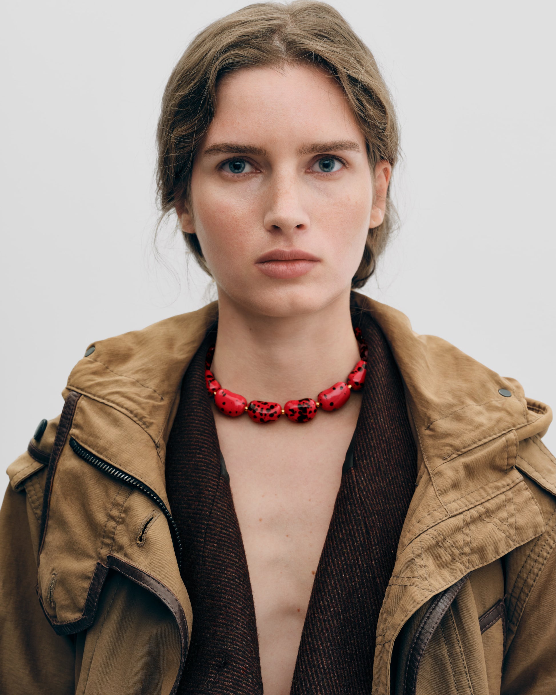 Купіть виріб ручної роботи Red Speckled "Beans" Necklace від Nadiia World. Ідеальний вибір для додавання вишуканості та шарму до вашого житлового простору або колекції особистих аксесуарів.
