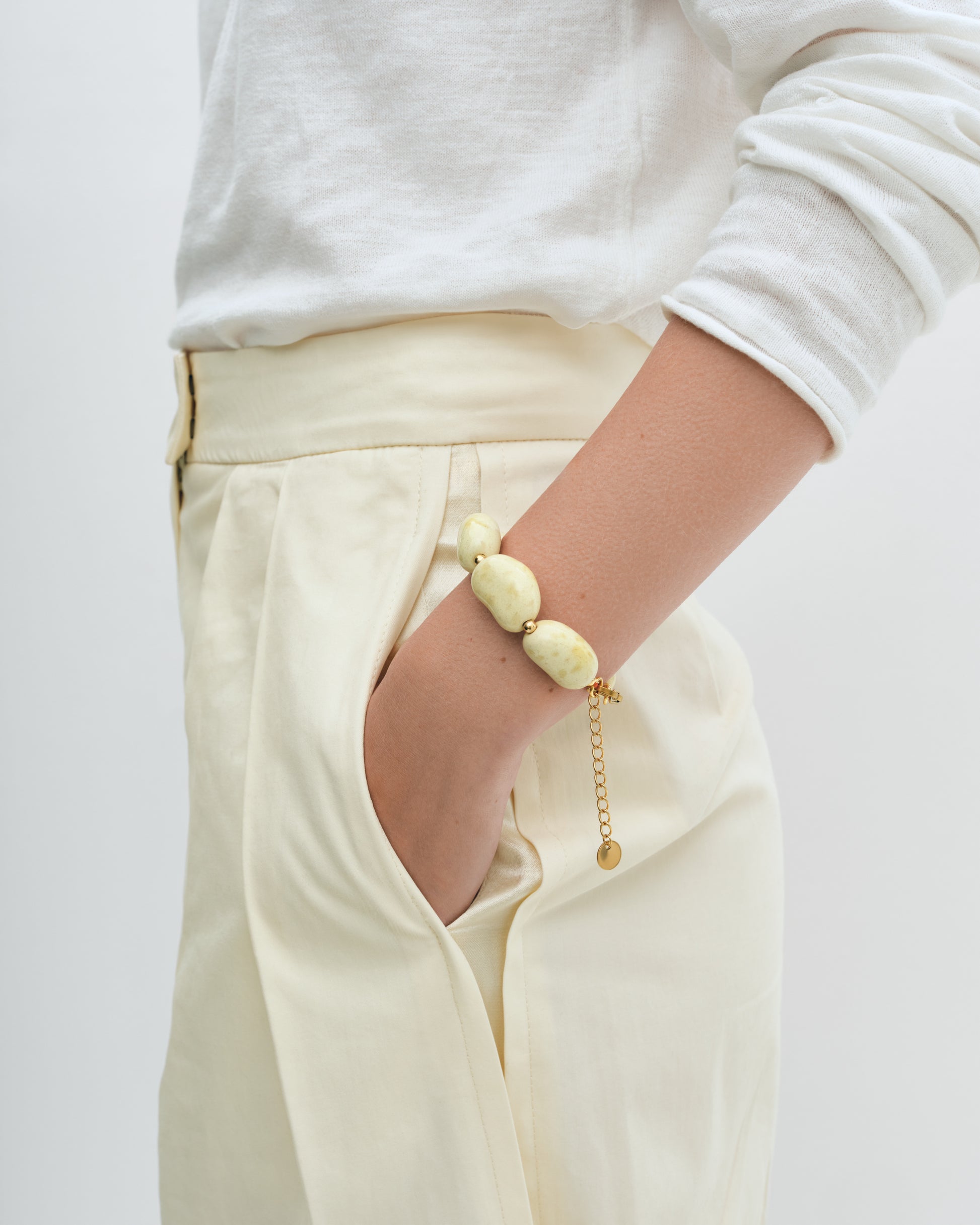 Купіть виріб ручної роботи Yellow Speckled "Beans" Bracelet від Nadiia World. Ідеальний вибір для додавання вишуканості та шарму до вашого житлового простору або колекції особистих аксесуарів.