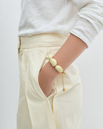 Купіть виріб ручної роботи Yellow Speckled "Beans" Bracelet від Nadiia World. Ідеальний вибір для додавання вишуканості та шарму до вашого житлового простору або колекції особистих аксесуарів.