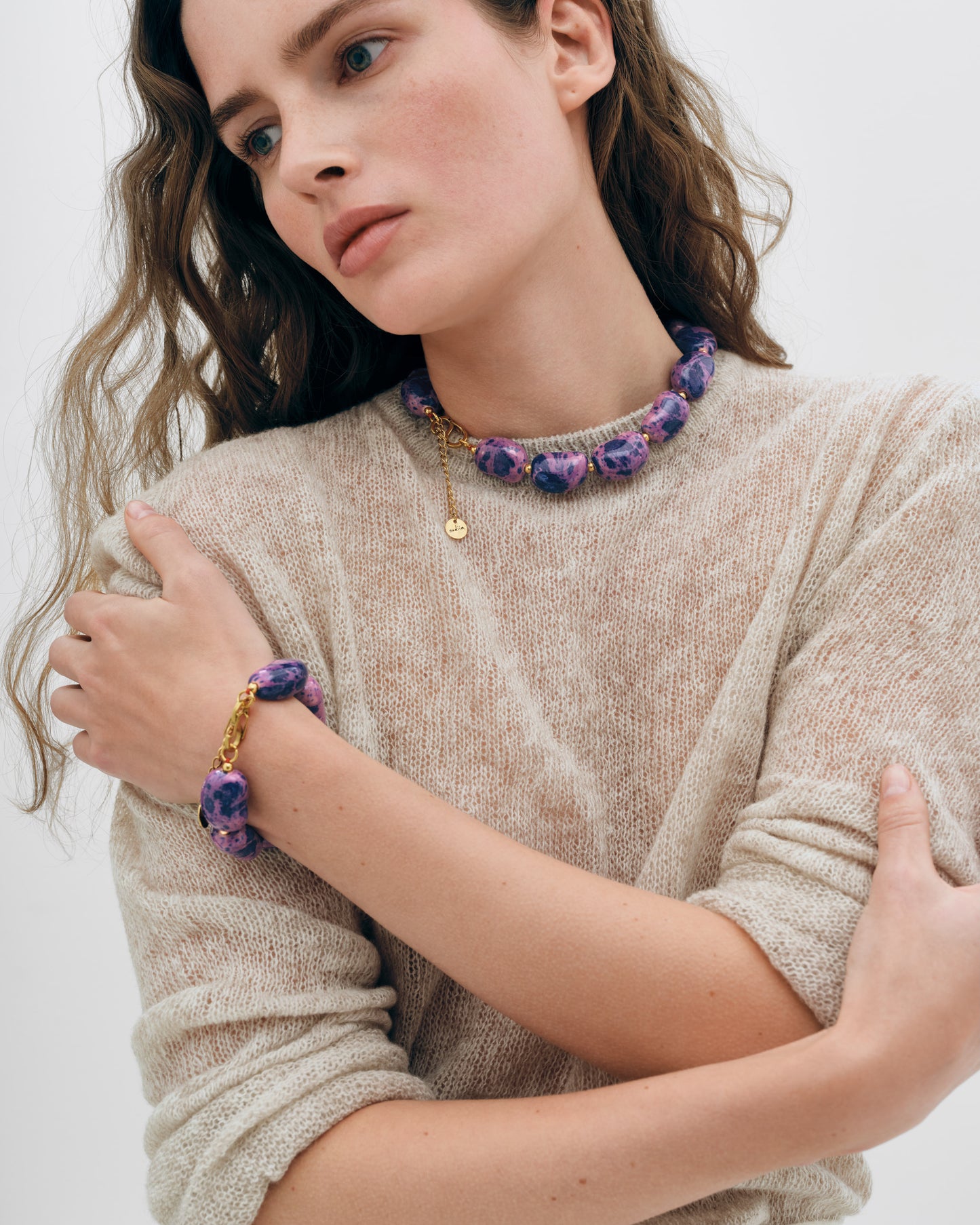 Купіть виріб ручної роботи Purple Speckled "Beans" Bracelet від Nadiia World. Ідеальний вибір для додавання вишуканості та шарму до вашого житлового простору або колекції особистих аксесуарів.