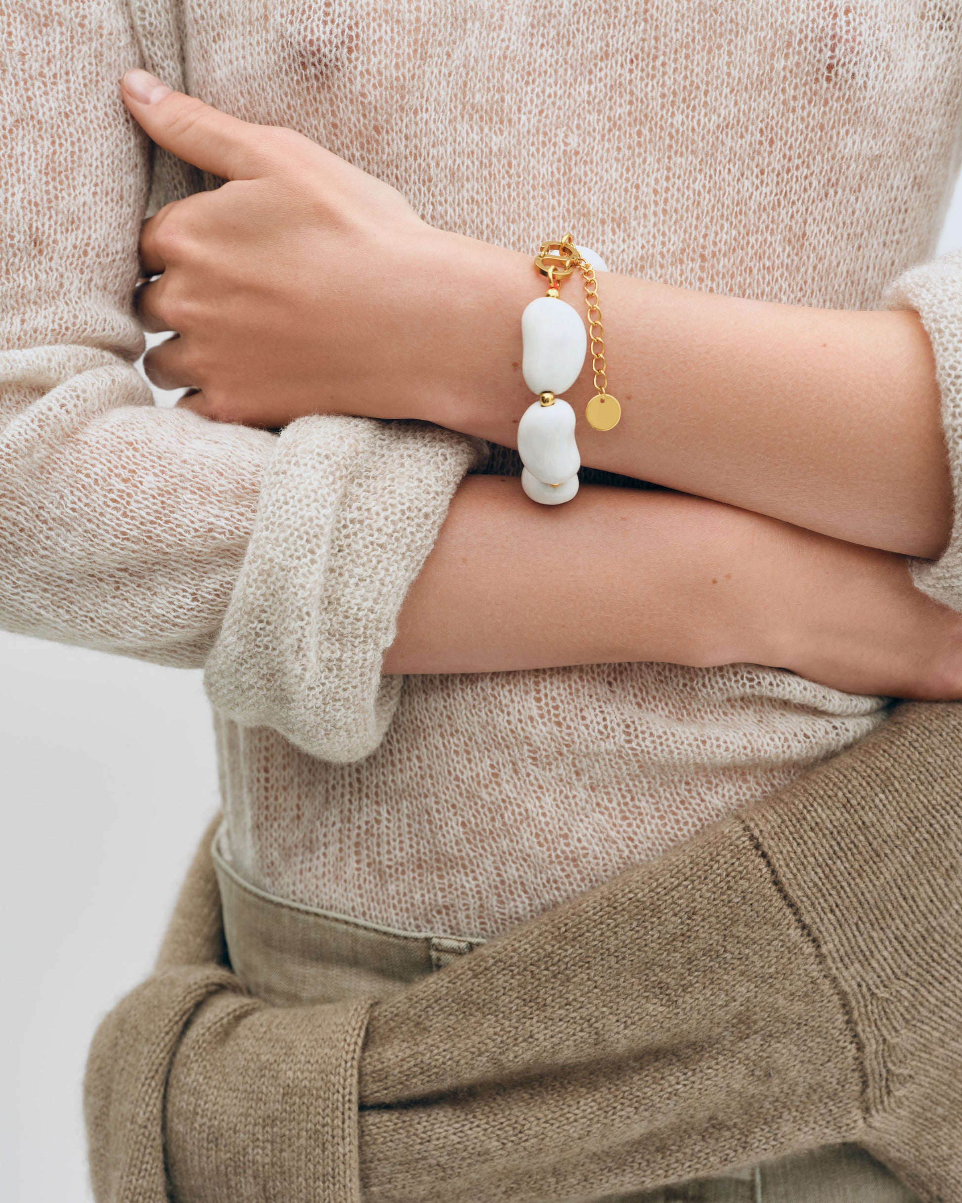 Купіть виріб ручної роботи Off-White "Beans" Bracelet від Nadiia World. Ідеальний вибір для додавання вишуканості та шарму до вашого житлового простору або колекції особистих аксесуарів.