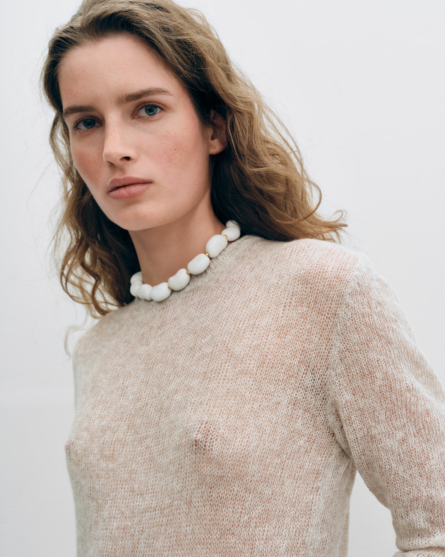 Купіть виріб ручної роботи Off-White "Beans" Necklace від Nadiia World. Ідеальний вибір для додавання вишуканості та шарму до вашого житлового простору або колекції особистих аксесуарів.