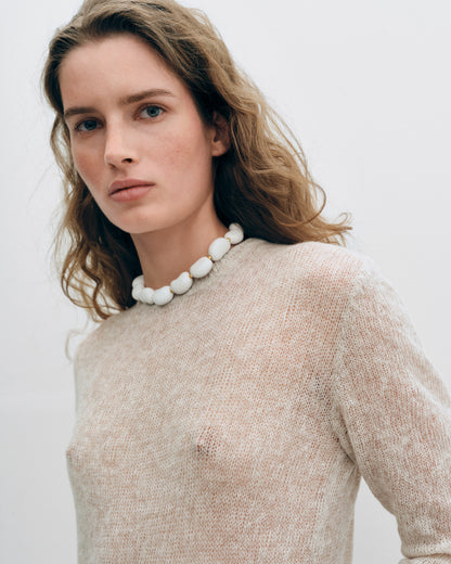 Купіть виріб ручної роботи Off-White "Beans" Necklace від Nadiia World. Ідеальний вибір для додавання вишуканості та шарму до вашого житлового простору або колекції особистих аксесуарів.