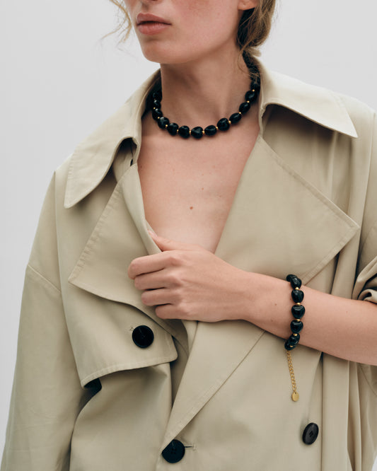 Купіть виріб ручної роботи Black «Heart» Bracelet від Nadiia World. Ідеальний вибір для додавання вишуканості та шарму до вашого житлового простору або колекції особистих аксесуарів.