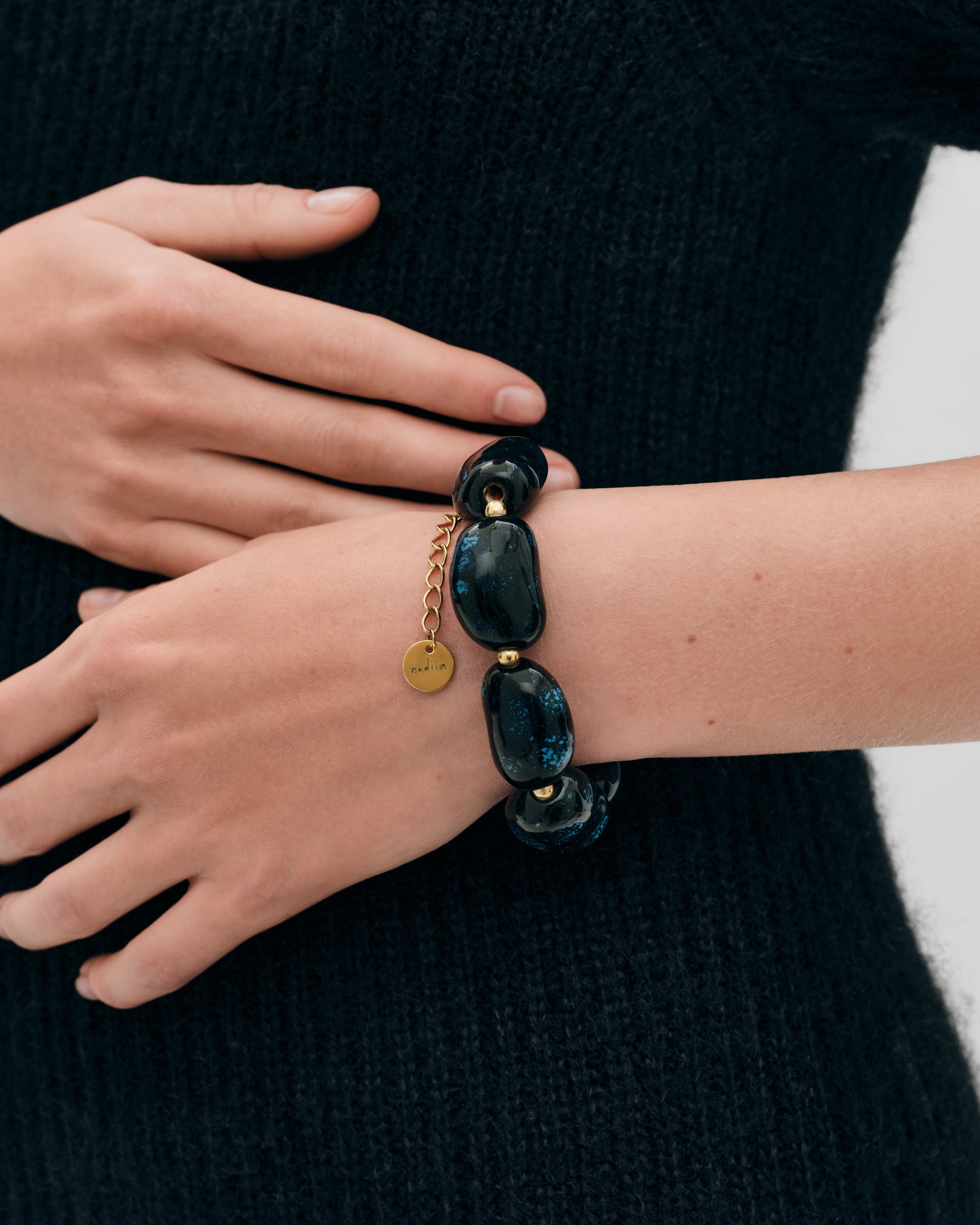 Купіть виріб ручної роботи Opulent Blue «Beans» Bracelet від Nadiia World. Ідеальний вибір для додавання вишуканості та шарму до вашого житлового простору або колекції особистих аксесуарів.