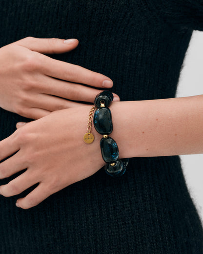 Купіть виріб ручної роботи Opulent Blue «Beans» Bracelet від Nadiia World. Ідеальний вибір для додавання вишуканості та шарму до вашого житлового простору або колекції особистих аксесуарів.
